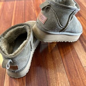 UGG STYLE boot. Dark tan. Fits women size 10 foot